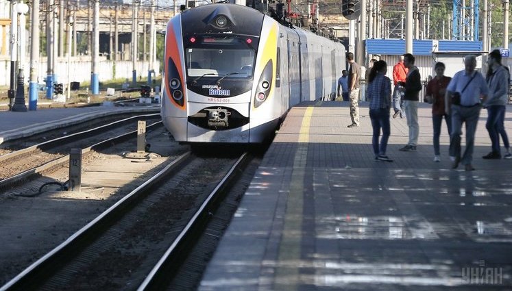 У польський Перемишль із Києва урочисто відправився перший "безвізовий" поїзд. ФОТОрепортаж