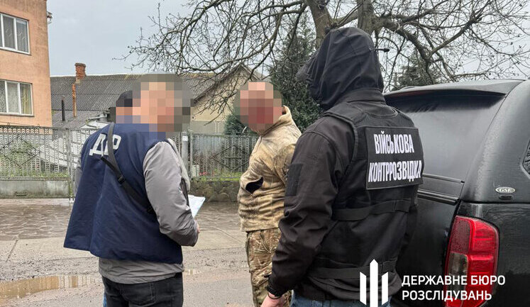 Вымогал деньги у подчиненных за оформление отпусков и несообщение о СЗЧ: задержан военный чиновник на Закарпатье. ФОТО