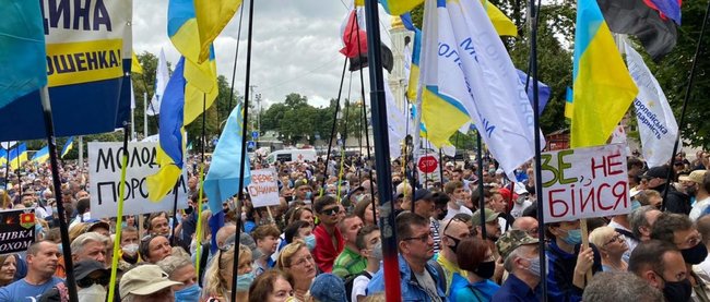 10 тис. осіб зібралися біля стін Печерського райсуду на підтримку Порошенка, - пресслужба ЄС 02