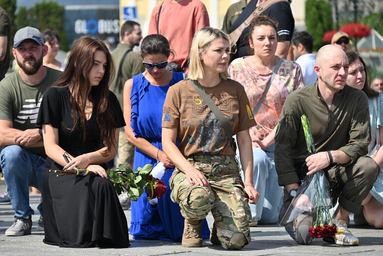 Із полковником, депутатом Київради від ЄС Сергієм Ільницьким (Сокіл), який загинув у бою проти рашистів у лавах піхоти 28 ОМБр, попрощалися в Києві 46