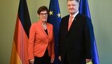 Порошенко обсудил с председателем ХДС Германии ситуацию в оккупированных РФ Донбассе и Крыму