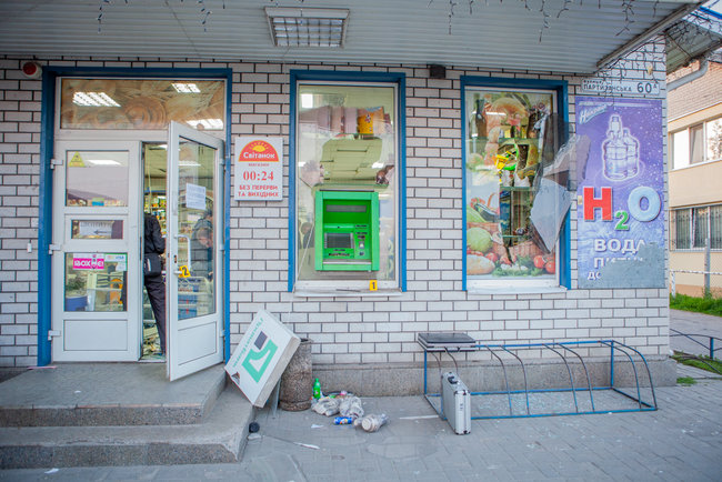 PrivatBank ATM explosion in Dnipro: money stolen, shop damaged 05