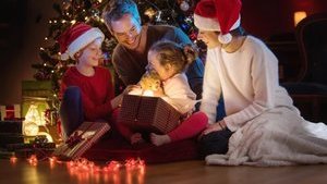 Понад 80% жителів України планують зустрічати 2021 рік у колі сім'ї, 8,8% - у гостях, - опитування