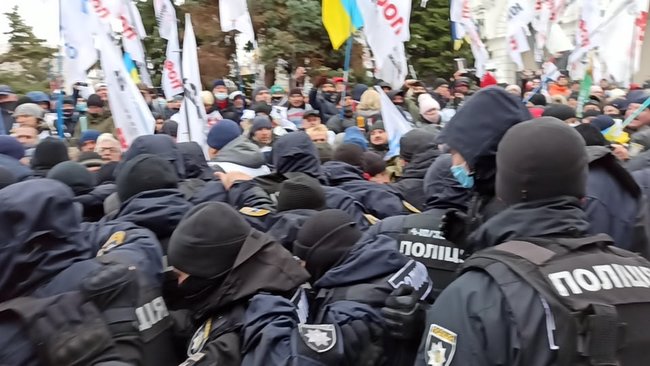 ФОПы попытались установить палатки на Майдане Незалежности: между митингующими и правоохранителями произошли стычки 36