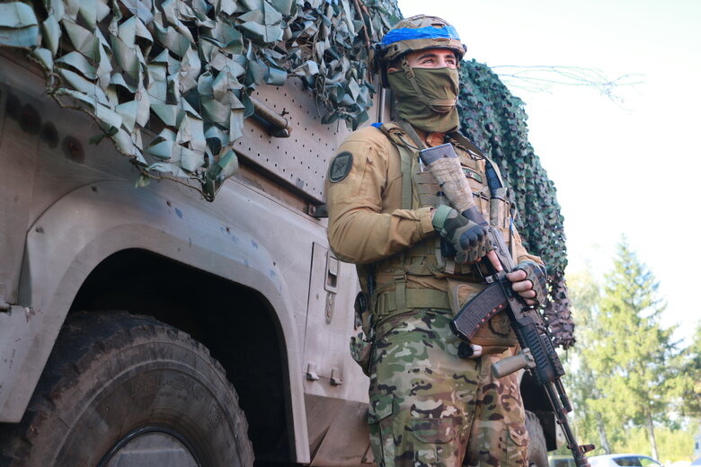 Нацгвардеец Иван Криворотько: Это был лес, но деревьев в нем не было. Были пеньки максимум в 1,5 метра, обрезанные артиллерией. И вдобавок к этому - очень много трупов, частей тел 05