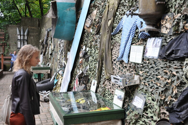 Кресло-катапульта, образцы снарядов и личные вещи рашистов: На Андреевском спуске открылась благотворительная выставка Спротив-2022 88 Кресло-катапульта, образцы снарядов и личные вещи рашистов: На Андреевском спуске открылась благотворительная выставка Спротив-2022 88