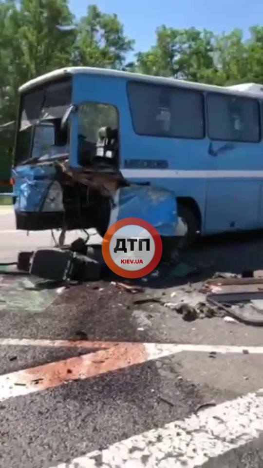 Внедорожник влетел в автобус под Киевом: один человек погиб 01