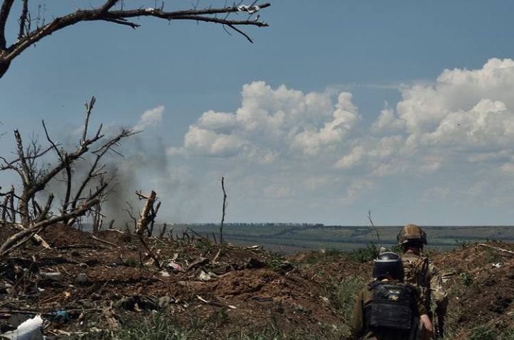Українські воїни під Бахмутом захопили ворожий бліндаж та знаходяться у ньому разом із замінованими трупами російських окупантів 04