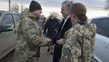 Французский философ Леви посетил КПВВ на Донбассе, - Госпогранслужба. ФОТОрепортаж
