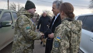 Французский философ Леви посетил КПВВ на Донбассе, - Госпогранслужба. ФОТОрепортаж