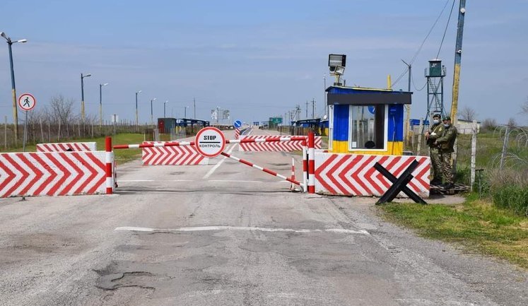 Россия заблокировала выезд из Крыма. В Украину не пропустили полсотни граждан