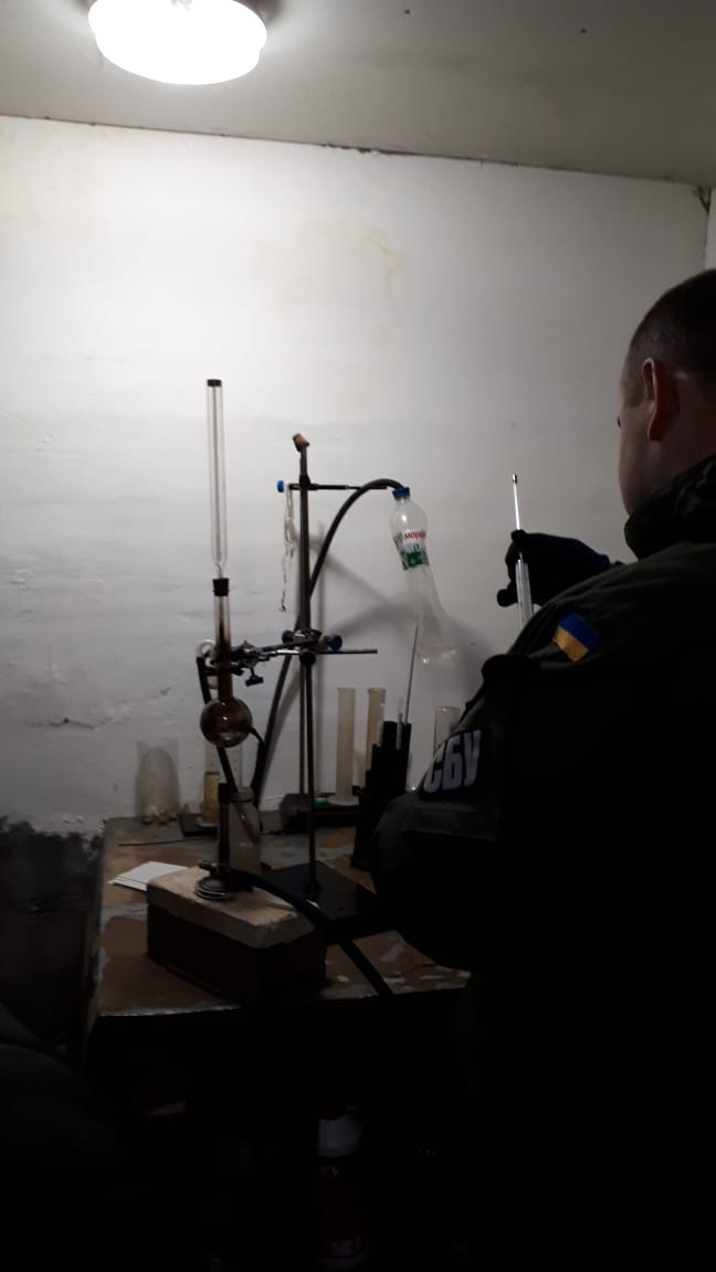 Податківці на Дніпропетровщині ліквідували незаконне виробництво палива з викраденої з нафтопроводу нафти 03