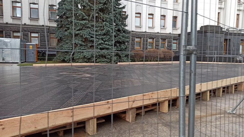 Под Офисом Президента начали устанавливать каток 02