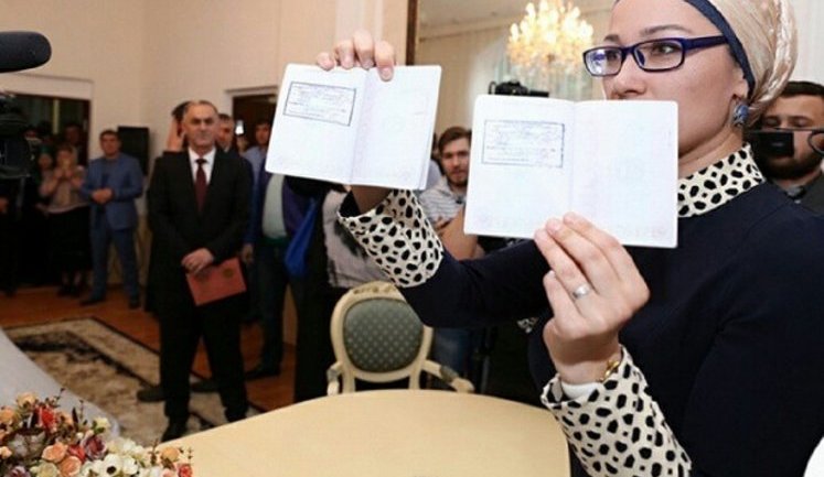 В зарегистрировавшей скандальный брак 17-летней чеченки с начальником РОВД узнали журналистку. ФОТО