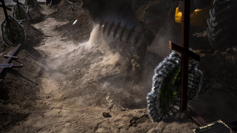 В Буче похоронили 13 убитых во время оккупации людей, тела которых никто не забрал 04 В Буче похоронили 13 убитых во время оккупации людей, тела которых никто не забрал 04