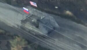 Окупанти повісили прапори РФ та США на свою бронемашину і їдуть на штурм позицій ЗСУ. ВIДЕО