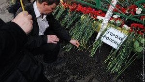 Место убийство Буданова завалили цветами: "Герою России". ФОТО