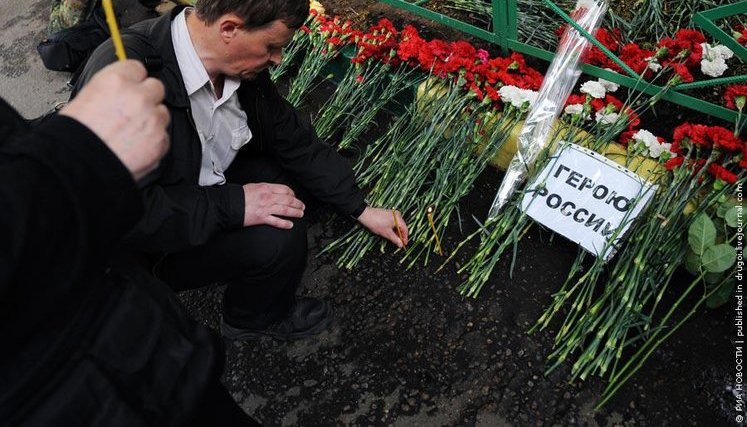 Место убийство Буданова завалили цветами: "Герою России". ФОТО