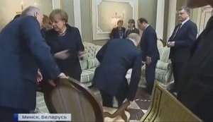 Лукашенко не давал Путину пододвинуть стул, пока не договорил с Меркель. ВИДЕО