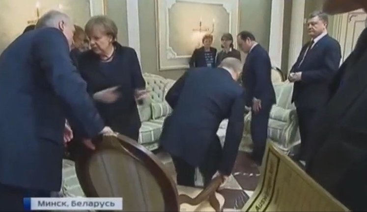 Лукашенко не давал Путину пододвинуть стул, пока не договорил с Меркель. ВИДЕО