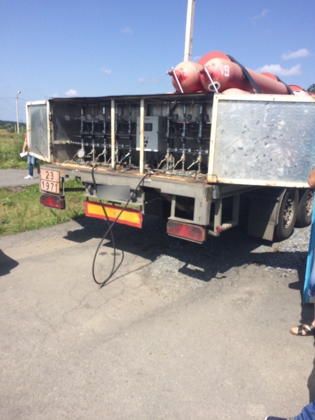 Податківці в Хмельницькій області ліквідували незаконну пересувну заправку 02 Податківці в Хмельницькій області ліквідували незаконну пересувну заправку 02