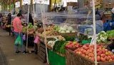 Одеський ринок "Привоз" продовжує працювати на карантині: "намотана плівка додала трохи колориту". ФОТОрепортаж