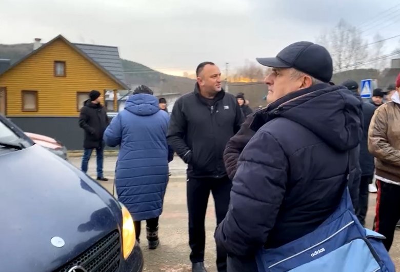 Затопило переправу: жители двух сел на Буковине перекрыли дорогу и требуют от властей строительства моста через реку Прут 01