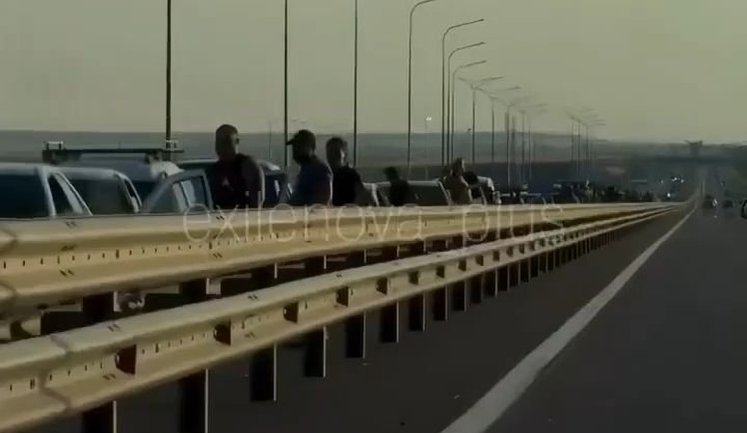 Росіянин зафільмував рекордний затор із 2800 автомобілів на виїзд із Криму: "Такой очереди перед мостом еще не было никогда". ВІДЕО+ФОТОрепортаж