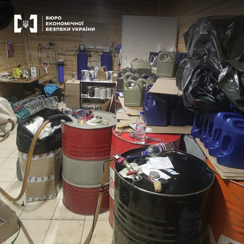 На Київщині викрили масштабне виробництво фальсифікованих моторних олив