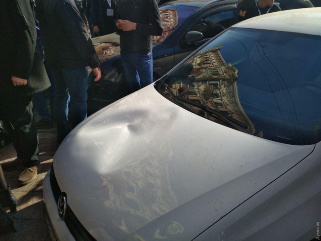 В Одесі під будівлею, де відбуваються збори ОПЗЖ, сталися сутички: під час бійки розпилили сльозогінний газ 03