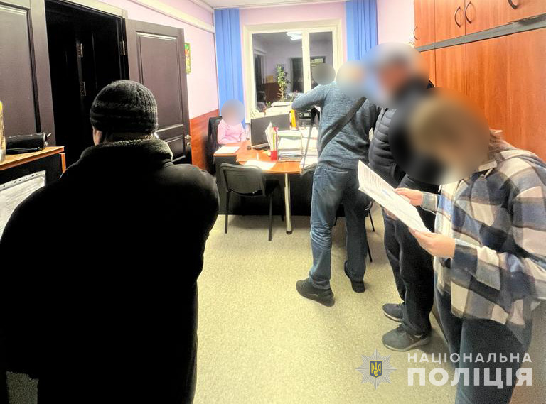 The head of the department of the Chernihiv City Council was detained for receiving more than 142 thousand UAH. bribe: demanded 10% kickback, - National Police 06