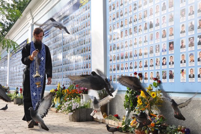 Память павших за Украину почтили на Михайловской площади 02
