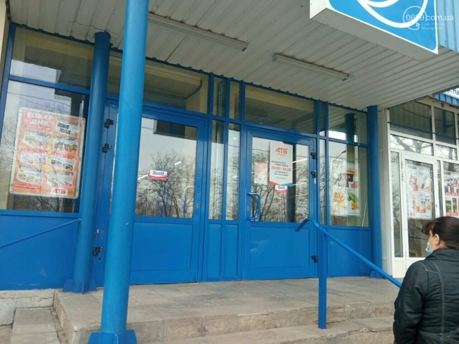 Чоловік із сокирою розніс супермаркет у Маріуполі 04 Чоловік із сокирою розніс супермаркет у Маріуполі 04