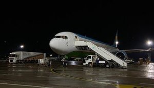 Літак із другою партією захисних медичних костюмів, куплених Фондом Порошенка та компанією "Рошен" у Південній Кореї, приземлився в Борисполі. ФОТОрепортаж