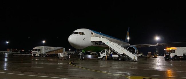 Самолет с второй партией защитных медицинских костюмов, купленных Фондом Порошенко и компанией Рошен в Южной Корее, приземлился в Борисполе 01