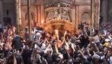 Благодатний вогонь зійшов у храмі Гробу Господнього в Єрусалимі. ВIДЕО