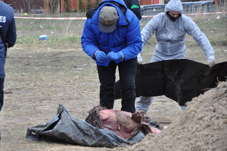 В Бучі ексгумують з братської могили тіла вбитих росіянами мирних жителів: Майже всі з вогнепальними пораненнями, деякі із завязаними руками та ногами 41
