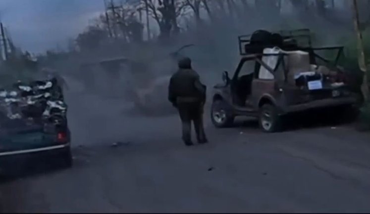 Ruscist films moment Ukrainian FPV drone hits convoy of cars: "That f#cking hit hard. F#ck, right at us". VIDEO