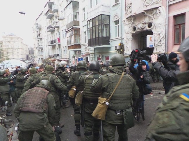 Прихильники Саакашвілі намагаються прорвати кордон поліції 24
