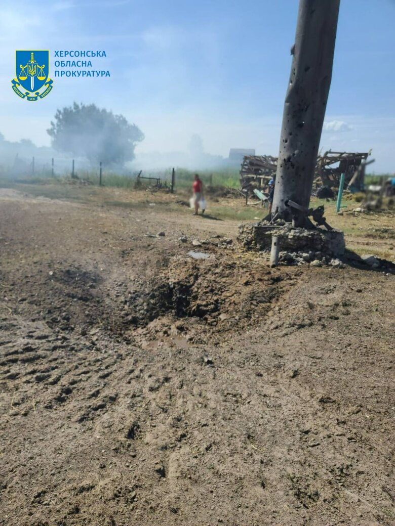 Росіяни скинули вибухівку біля пункту видачі гумдопомоги на Херсонщині: є поранена 02