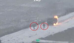 Двое российских захватчиков покидают горящий УАЗ и убегают оттуда изо всех сил. ВИДЕО