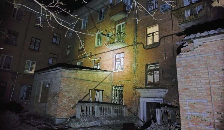 Ворог обстріляв Нікополь із важкої артилерії: пошкоджено будинки та газогін. ФОТОрепортаж