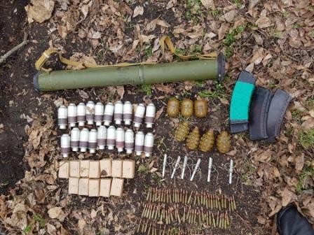 Два арсенали зброї і боєприпасів знайдено на Дніпропетровщині 02 Два арсенали зброї і боєприпасів знайдено на Дніпропетровщині 02