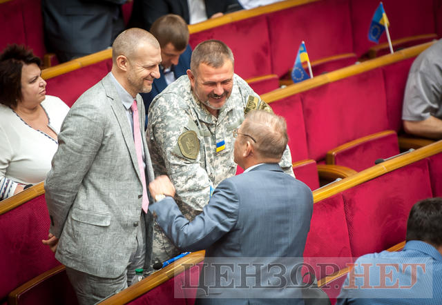 Ажіотаж у ложі Кабміну, запрошення Ляшка Новинському і Савченко, яка читає про націоналізм: як минув робочий день у Раді 14 Ажіотаж у ложі Кабміну, запрошення Ляшка Новинському і Савченко, яка читає про націоналізм: як минув робочий день у Раді 14