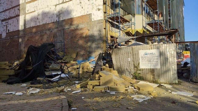 Риштування обвалилося в центрі Полтави, є постраждалі 01