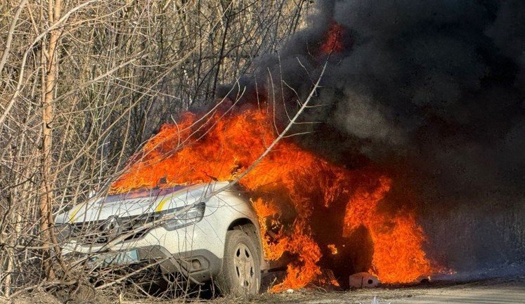 Ворог атакував авто поліцейських на Сумщині. ФОТО