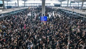 Аэропорт Гонконга возобновил работу после ночных протестов