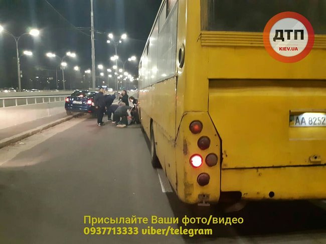Маршрутка збила пішоходів у Києві, 3 особи госпіталізовано 02