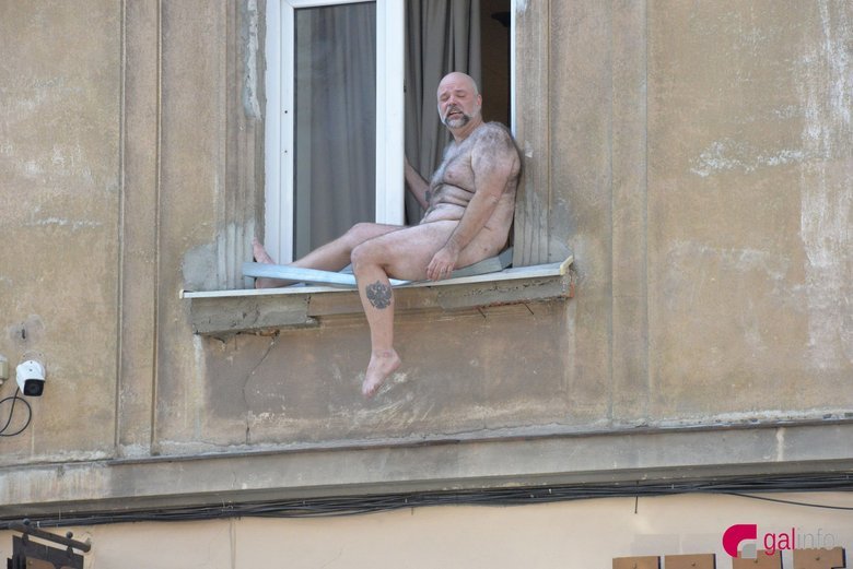 Американець оголений виліз на підвіконня в центрі Львові