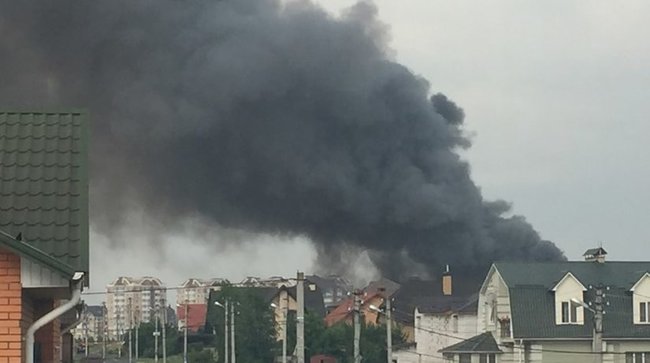 Под Киевом горит металлобаза, рядом расположена заправка 03